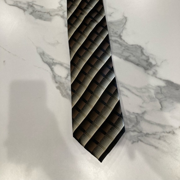 A brown and tan a wonderful material. - Picture 3 of 5